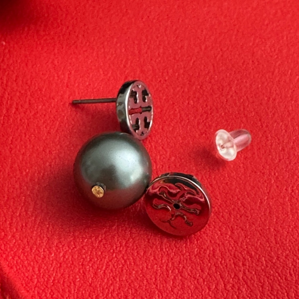 NEW Tory Burch Silver and Gray Pearl Drop Earrings - Picture 3 of 7